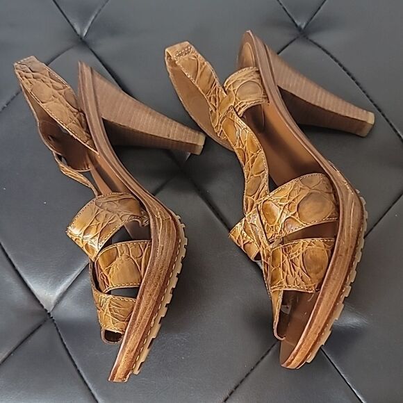 Micheal Kors Brown Alligator Print Leather/Wooded sandals. - Picture 4 of 13